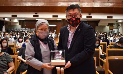 香港創科發展協會主席陳迪源再參觀聖保祿學校 教導學生製作電子書